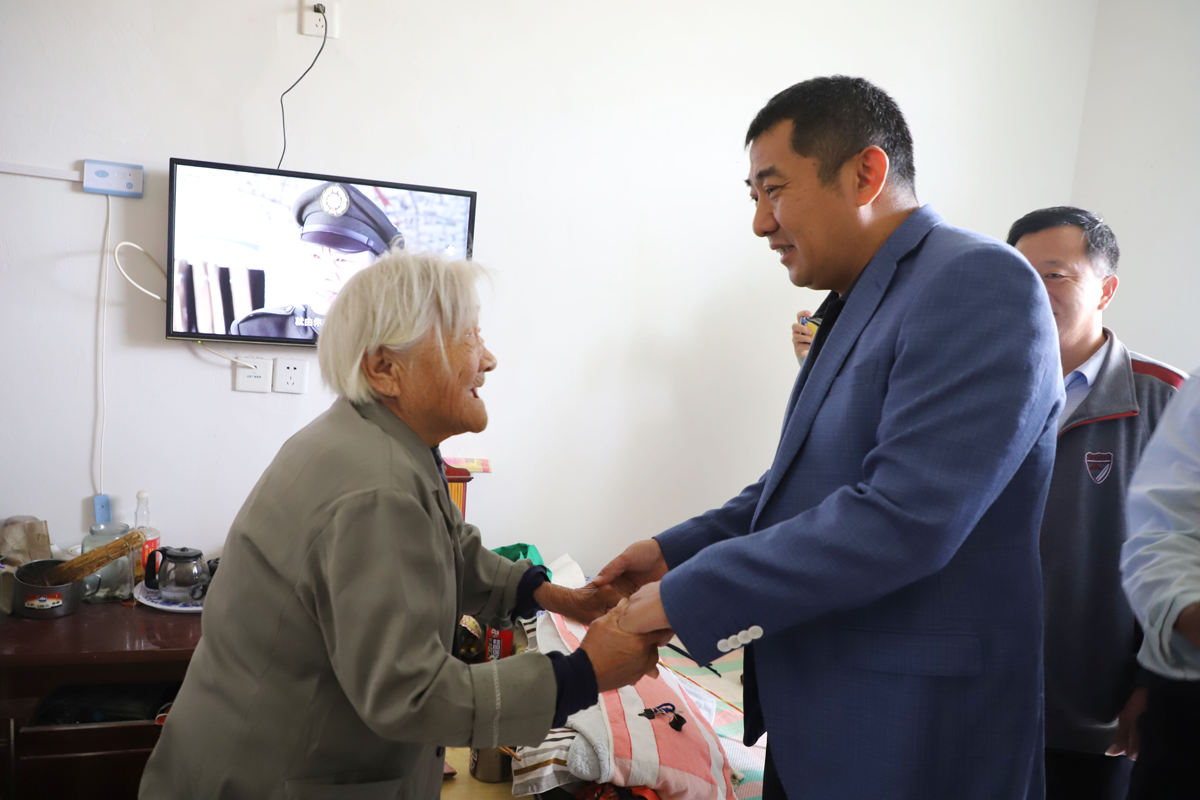 慰問孤寡老人 傳遞濃濃溫情 ——長田實(shí)業(yè)董事長張勇為濟(jì)陽街道敬老院老人送去中秋祝福