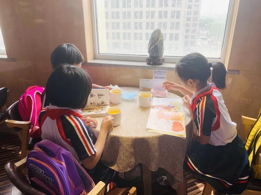 大手牽小手 溫情暖童心 —華百廣場(chǎng)攜手區(qū)婦聯(lián)、肯德基開展六一兒童節(jié)獻(xiàn)愛心活動(dòng)