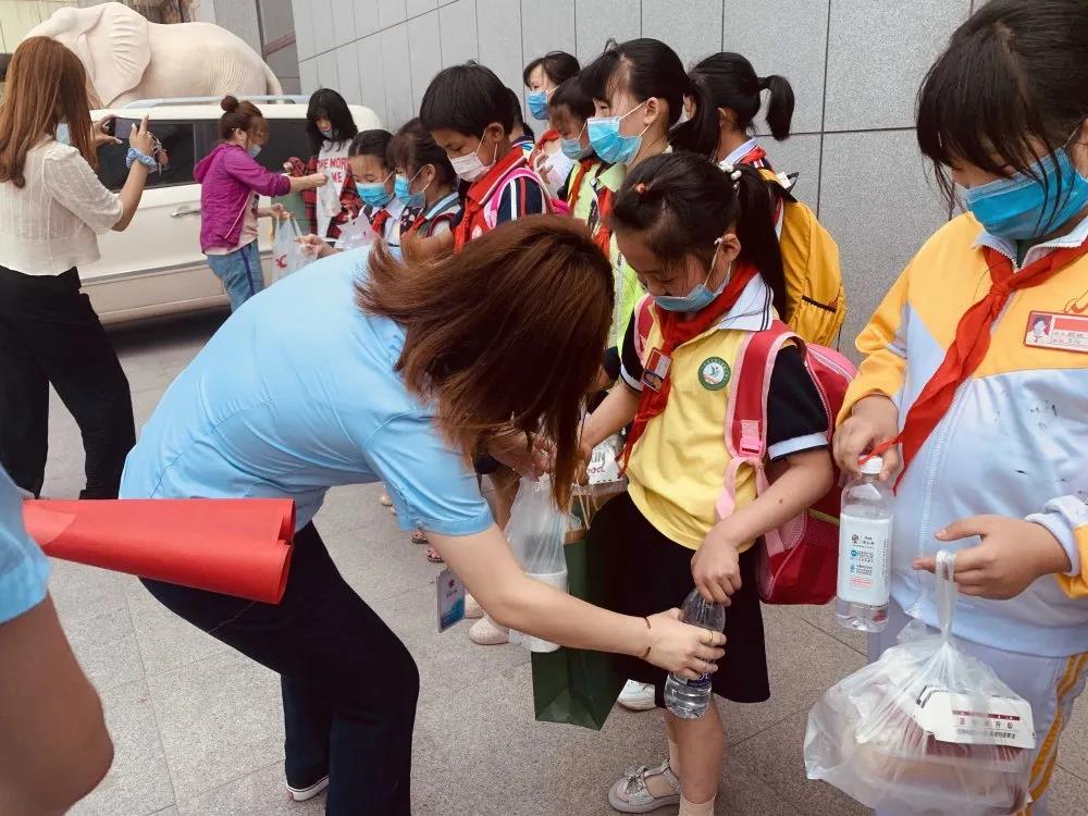 大手牽小手 溫情暖童心 —華百廣場(chǎng)攜手區(qū)婦聯(lián)、肯德基開展六一兒童節(jié)獻(xiàn)愛心活動(dòng)