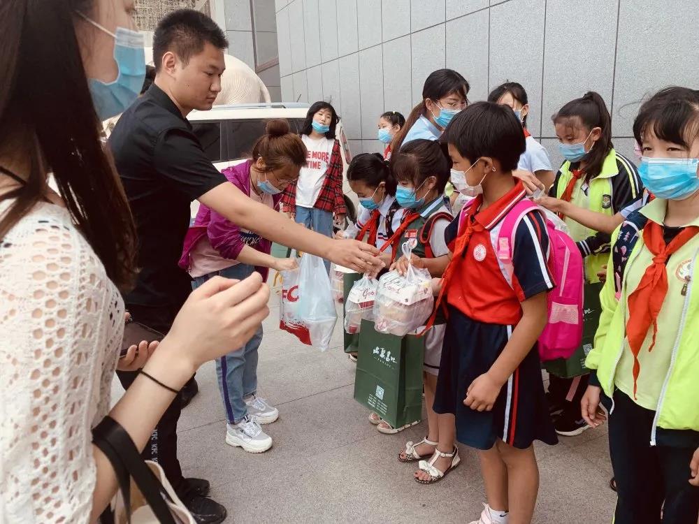 大手牽小手 溫情暖童心 —華百廣場(chǎng)攜手區(qū)婦聯(lián)、肯德基開展六一兒童節(jié)獻(xiàn)愛心活動(dòng)