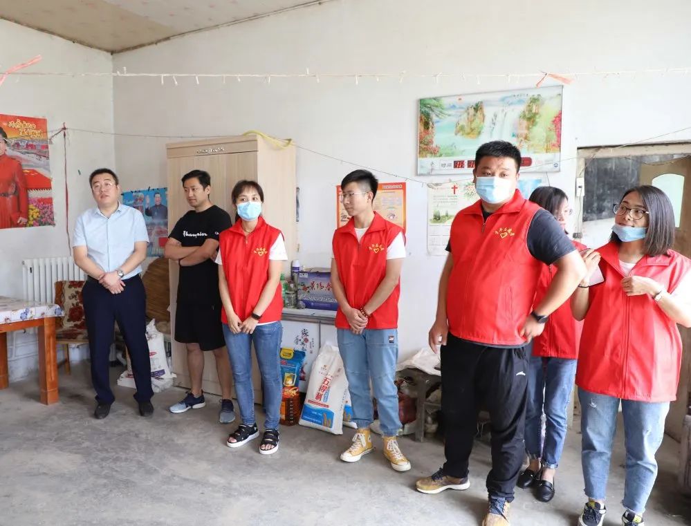 扶貧濟困獻愛心 真情幫扶暖人心 —長田實業(yè)團委開展“金暉助老?青年文明號送溫暖”活動