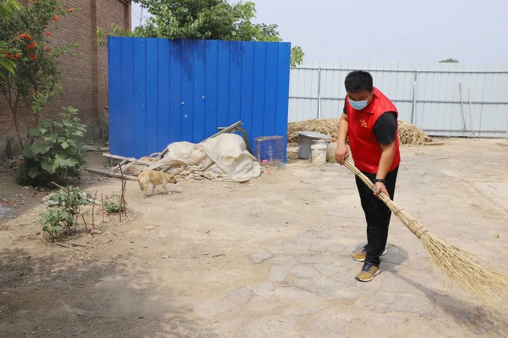 扶貧濟困獻愛心 真情幫扶暖人心 —長田實業(yè)團委開展“金暉助老?青年文明號送溫暖”活動