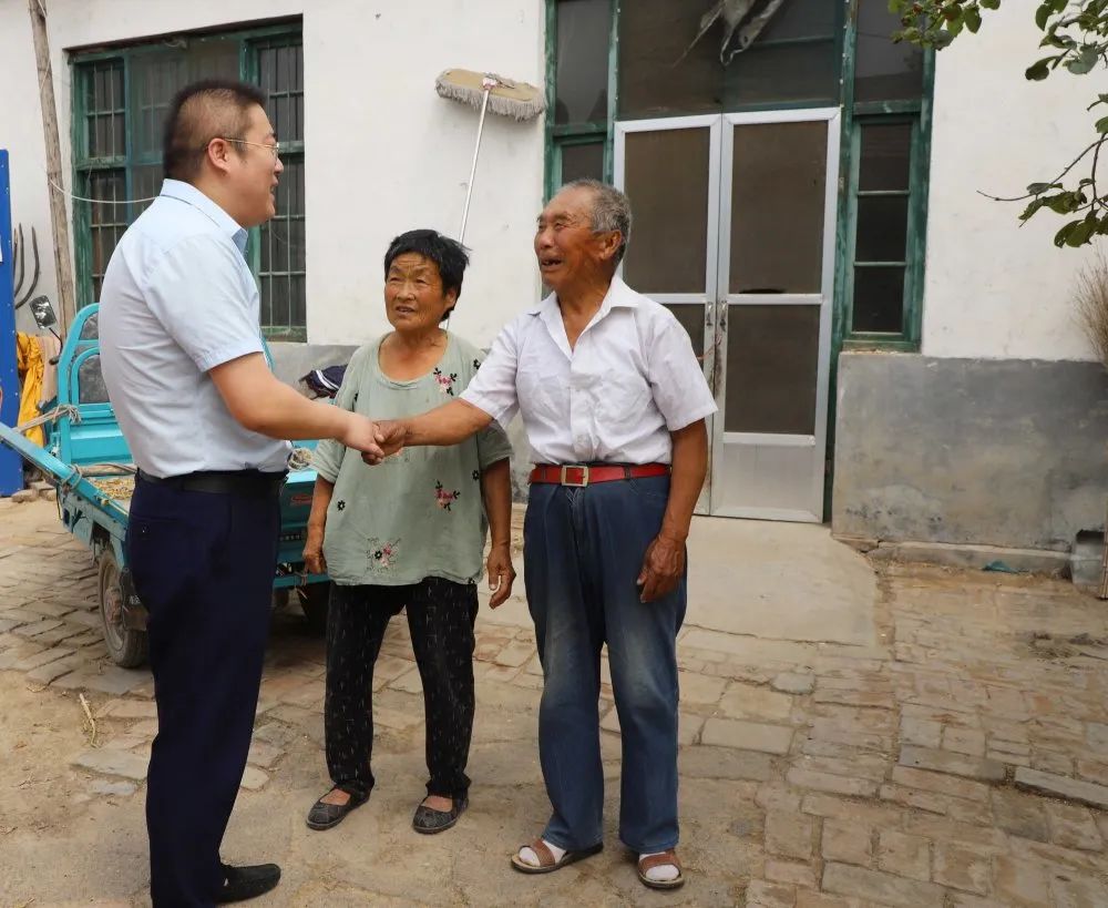 扶貧濟困獻愛心 真情幫扶暖人心 —長田實業(yè)團委開展“金暉助老?青年文明號送溫暖”活動