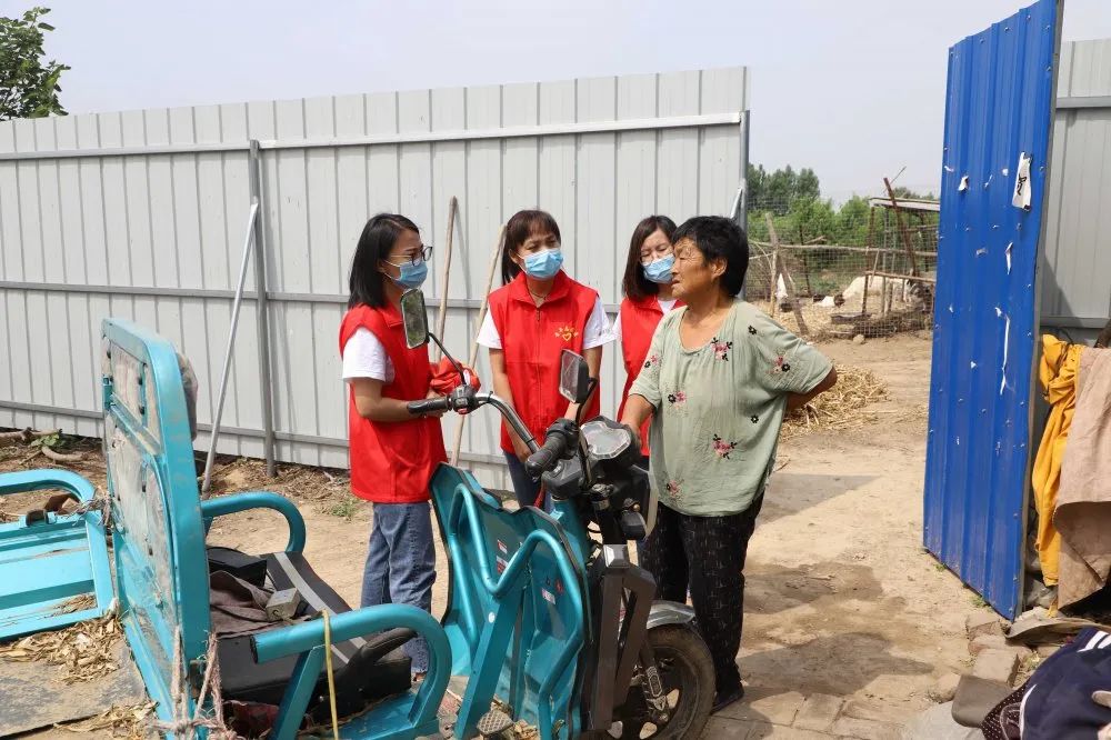 扶貧濟困獻愛心 真情幫扶暖人心 —長田實業(yè)團委開展“金暉助老?青年文明號送溫暖”活動