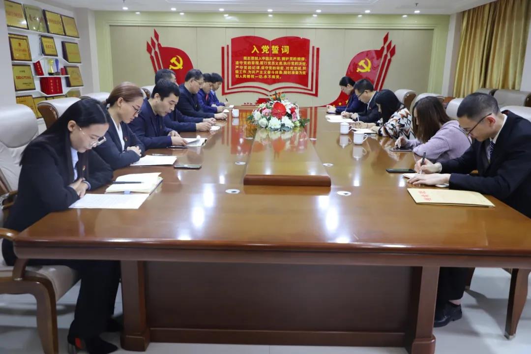 12月2日，長田實業(yè)黨支部在黨員會議室召開黨員大會，討論李少峰等3名預(yù)備黨員轉(zhuǎn)正事宜。濟北開發(fā)區(qū)黨建辦李陽同志、趙亞中同志到會指導(dǎo)。長田實業(yè)黨員、預(yù)備黨員參加會議，黨支部書記張勇主持會議。  