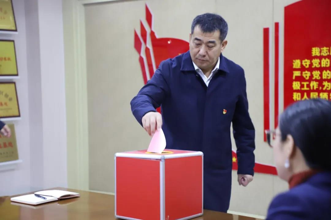 12月2日，長田實業(yè)黨支部在黨員會議室召開黨員大會，討論李少峰等3名預(yù)備黨員轉(zhuǎn)正事宜。濟北開發(fā)區(qū)黨建辦李陽同志、趙亞中同志到會指導(dǎo)。長田實業(yè)黨員、預(yù)備黨員參加會議，黨支部書記張勇主持會議。  